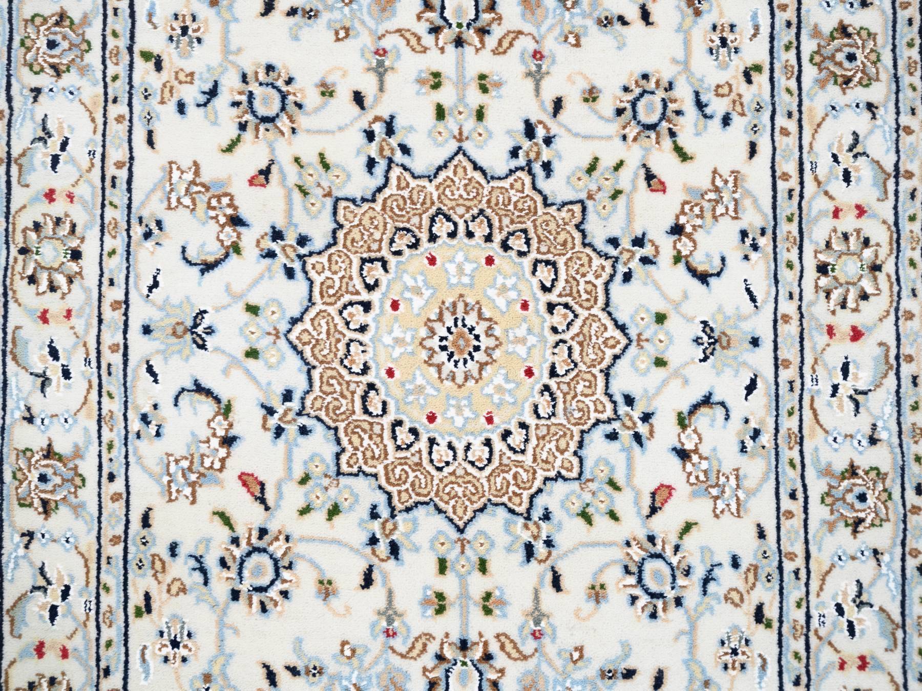 Traditional Rugs LUV571059
